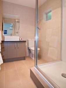 派西亚布瑞克水汽车旅馆的带淋浴、盥洗盆和卫生间的浴室