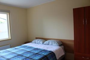 蒙特港Hostal Lagunitas的一间卧室配有一张带蓝色铺面毯子的床