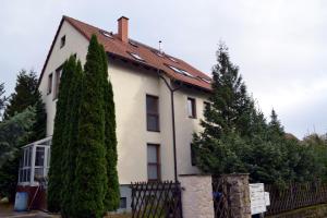 魏玛Ferienwohnung Alexander的白色的房子,有栅栏和树木