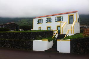 圣罗克杜皮库Casa dos Felicias的山丘上一座石墙房子