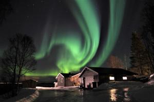 灵塞德House in the heart of the Lyngen Alps with Best view的房屋上方的极光图象