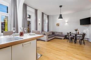 奥帕提亚Apartment Fiorentina的厨房以及带沙发和桌子的客厅。