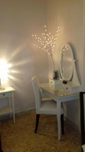 罗马宝赛奥43住宿加早餐旅馆的梳妆台、镜子和椅子