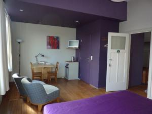 列日W'allons nous dormir的一间卧室设有紫色的墙壁和桌椅