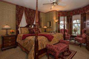 卡南代瓜苏特兰维多利亚式住宿加早餐旅馆的一间卧室配有一张带红色窗帘的大床