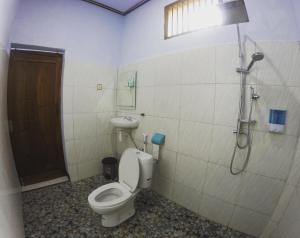 纳闽巴霍丹克旅馆 的浴室配有卫生间、盥洗盆和淋浴。