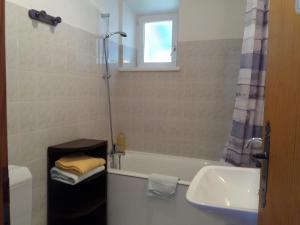 韦尔科尔地区拉沙佩勒贝利尔酒店的带浴缸、水槽和淋浴的浴室