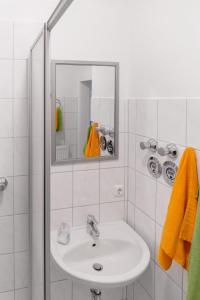 维滕Apartment Wideystrasse的白色的浴室设有水槽和镜子