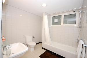 科威特Code Housing - Salmiya-Family only的浴室配有卫生间、浴缸和水槽。