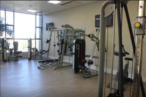 约翰内斯堡615 Sandton Skye的健身房,里面设有许多健身器材