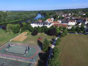 Mareuil-sur-CherEscapade的享有带网球场的房屋的空中景致