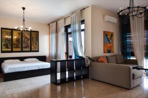 罗马桑塔克罗斯酒店的一间卧室配有一张床和一张沙发