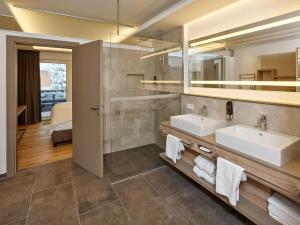 A-VITA Viktoria & A-VITA living luxury apartments的一间浴室