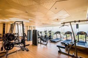 是拉差是拉差阿瑞兹酒店的拥有许多跑步机和椭圆机的健身房