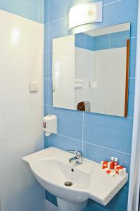 索非亚阿斯特拉酒店的浴室设有白色水槽和镜子
