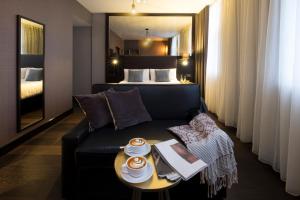 伦敦卡姆登酒店的客厅配有沙发和1张床