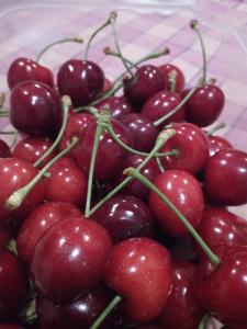 阿尔贝罗贝洛B&B Sull'Aia的一堆红色樱桃坐在桌子上
