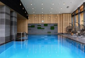 奥伯霍夫Villa Silva - Oberhof - Nebenhaus Berghotel Oberhof - nur Übernachtung的大楼内的一个蓝色海水游泳池