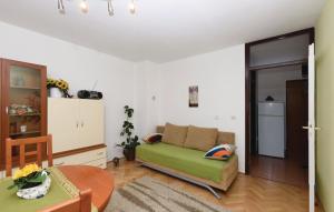达鲁瓦尔Apartman Mira的客厅配有绿色沙发和桌子