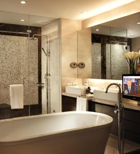 Joy-Nostalg Hotel & Suites Manila Managed by AccorHotels的一间浴室