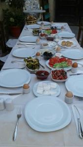 于尔居普乌尔加普克纳克酒店的长桌,带白板和碗的食物