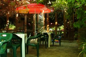 阿达休息卡卡萨拉巴塔旅馆的花园的遮阳伞下的桌椅