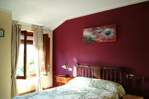 阿达休息卡卡萨拉巴塔旅馆的卧室设有红色墙壁、一张床和一个窗户