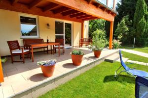 克林克HAUS MUeRITZBRISE _ EG_Fewo的庭院配有桌椅和植物