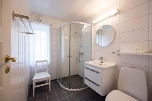 Høyheimsvik内斯加尔酒店的带淋浴、卫生间和盥洗盆的浴室