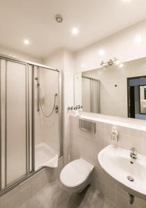 汉诺威耶格霍夫酒店的带淋浴、卫生间和盥洗盆的浴室
