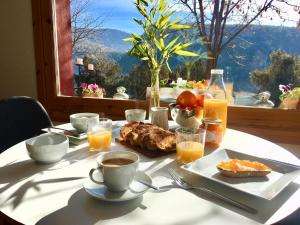 TalarnCan Lamat的一张桌子,早餐包括咖啡和橙汁