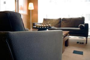 贝鲁特贝鲁特广场酒店的客厅配有两把椅子和一张沙发