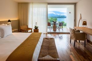 安格拉杜斯雷斯Hotel Fasano Angra dos Reis的美景酒店客房 - 带一张床和一张书桌