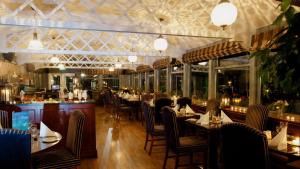 拉腊格兰达洛弗酒店的一间带桌椅的餐厅和一间酒吧