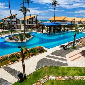 泰巴Taiba Beach Resort Casa com piscina的度假村内的一个蓝色海水游泳池