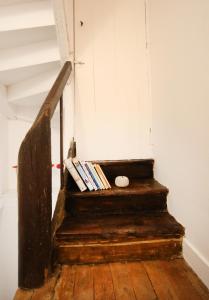 大圣富瓦Cottage at 7的旧木楼梯间,书本