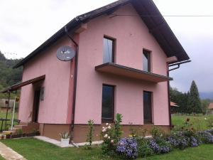 莫克拉戈拉维奥莱塔旅馆的黑色屋顶的粉红色房子
