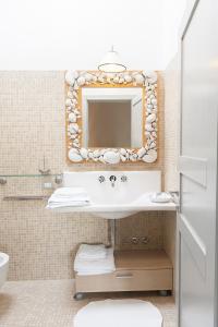 塞斯托-菲奥伦蒂诺Casavaliversi Appartamenti的一间带水槽和镜子的浴室