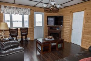 RaleighBurnt Cape Cabins的客厅配有沙发和桌子