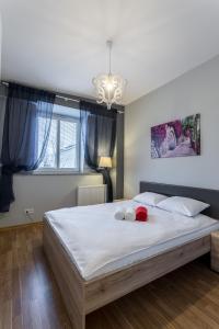 琴斯托霍瓦Apartamenty Centrum Częstochowa Stara Kamienica的一间卧室配有一张床,上面有两条毛巾