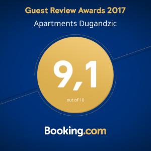 德雷斯Apartments Dugandzic的黄色圆圈与文本请求复查奖项