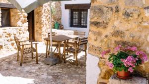 耶斯特Casas Rurales Tio Frasquito y Cleto的庭院配有桌椅和鲜花