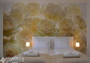 采格莱德Mandula Apartman的卧室墙上挂着玫瑰壁画