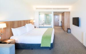 基督城基督城准将机场酒店的酒店客房设有一张大床和一台电视。