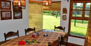 Campo Quijano查瓦希卡瓦尼亚斯酒店的带桌子的房间,位于带窗户的房间