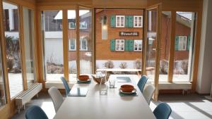 翁根Chalet Bella Vista 1的一间带桌椅和窗户的用餐室