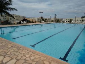 圣佩德罗-达阿尔德亚Apartamento em Condomínio Marinas Clube的蓝色海水大型游泳池