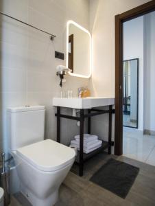 马拉加The Lights City Rooms的浴室配有白色卫生间和盥洗盆。