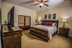 CottonwoodMagnolia Creek Lodge的一间卧室配有一张床和一台平面电视