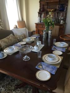 滨湖尼亚加拉Lulu's Bed & Breakfast的餐桌,盘子和盘子